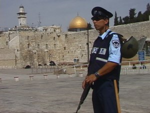 Israeli policeman in front of Western Wall and al-Aqsa mosque, HRH October 2000